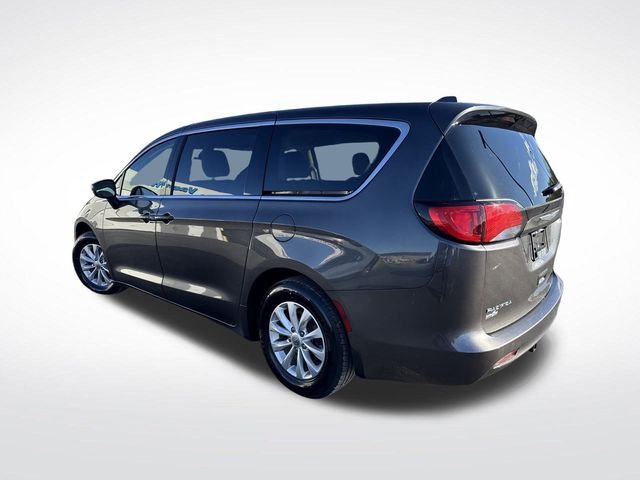 2017 Chrysler Pacifica Touring photo 3