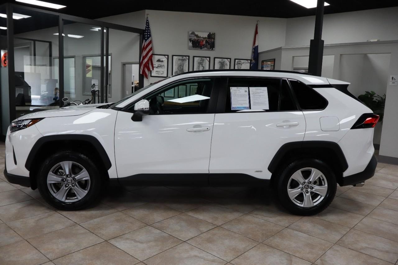 2023 Toyota RAV4 XLE photo 3