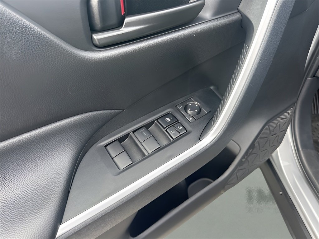 2025 Toyota RAV4 LE photo 22