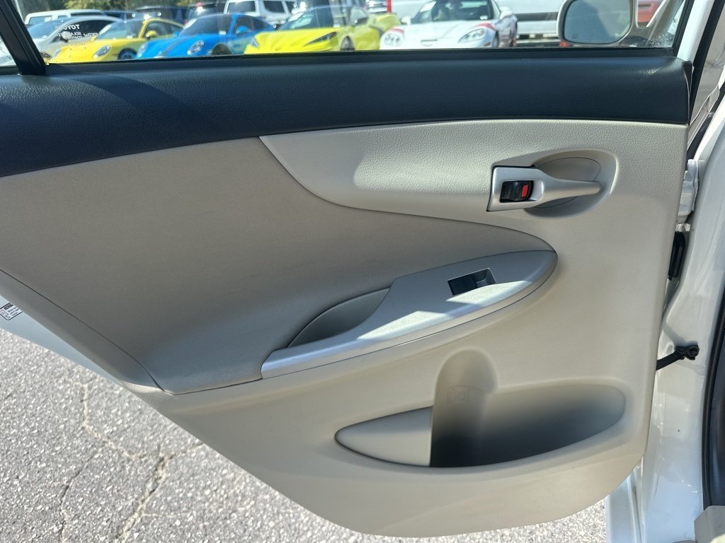 2012 Toyota Corolla LE photo 21