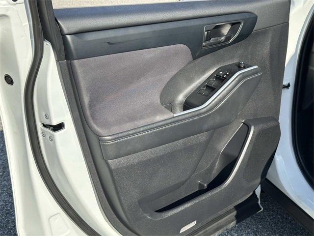 2023 Toyota Highlander L photo 24
