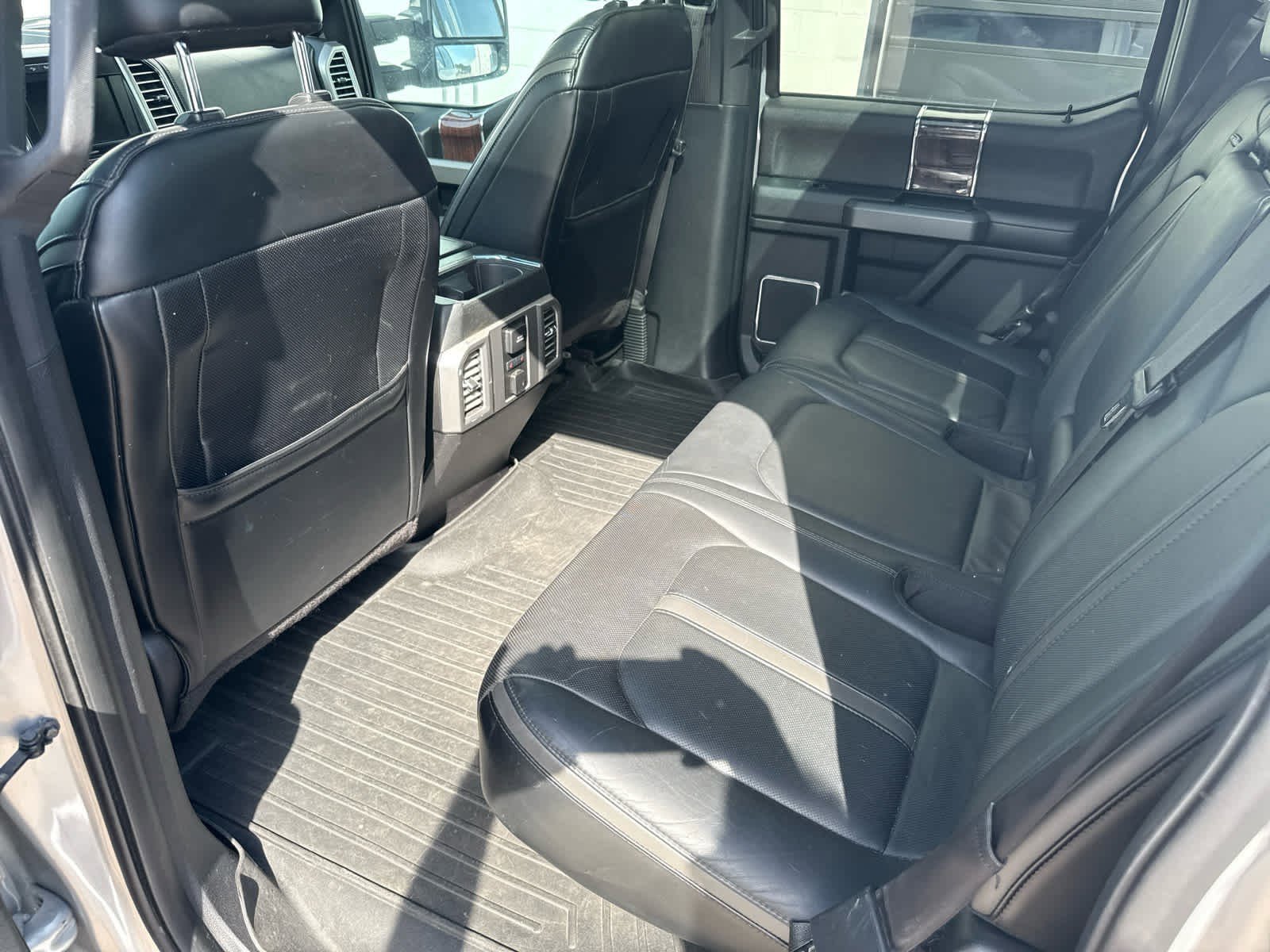 2015 Ford F-150 Platinum photo 9