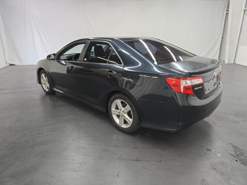 2013 Toyota Camry SE photo 3