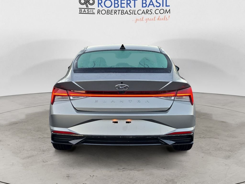 2022 Hyundai Elantra SEL photo 3