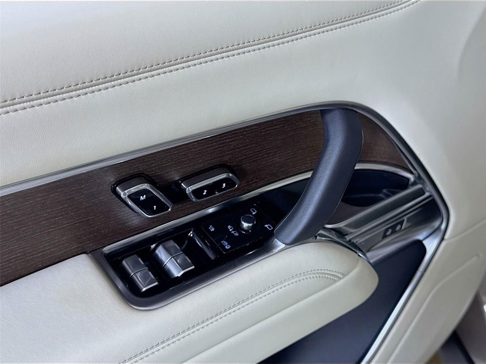 2023 Land Rover Range Rover SE photo 12