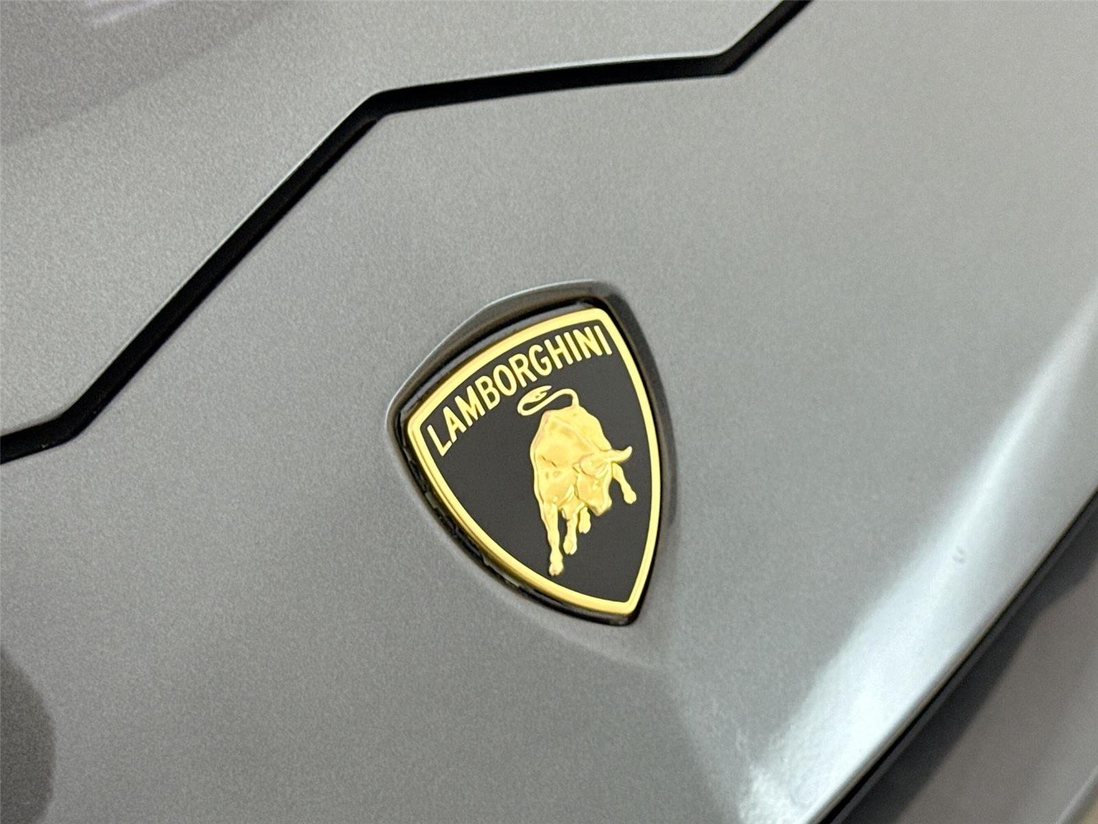 2019 Lamborghini Urus Base photo 35