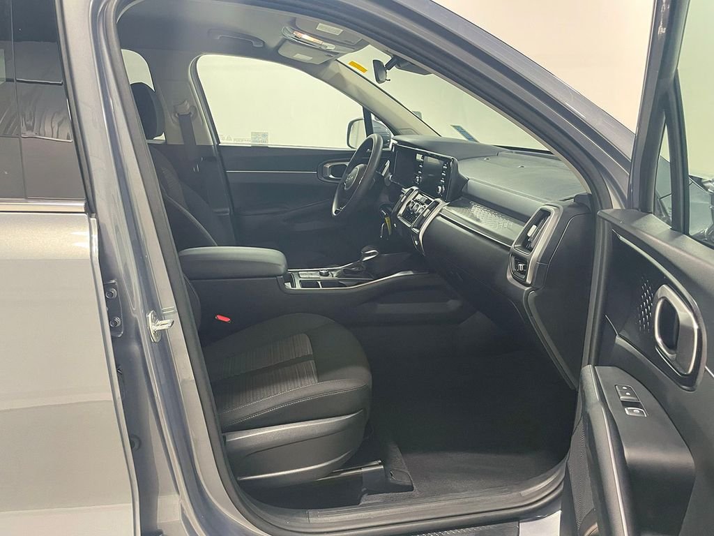 2022 Kia Sorento LX photo 16