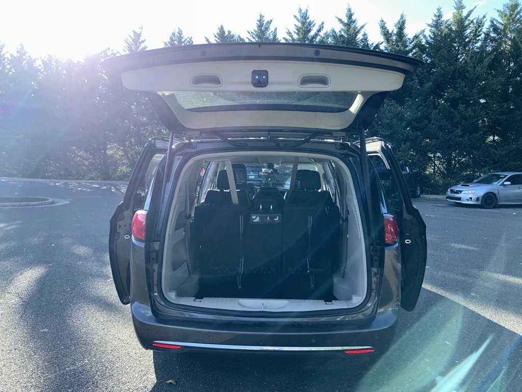 2017 Chrysler Pacifica Touring Plus photo 9