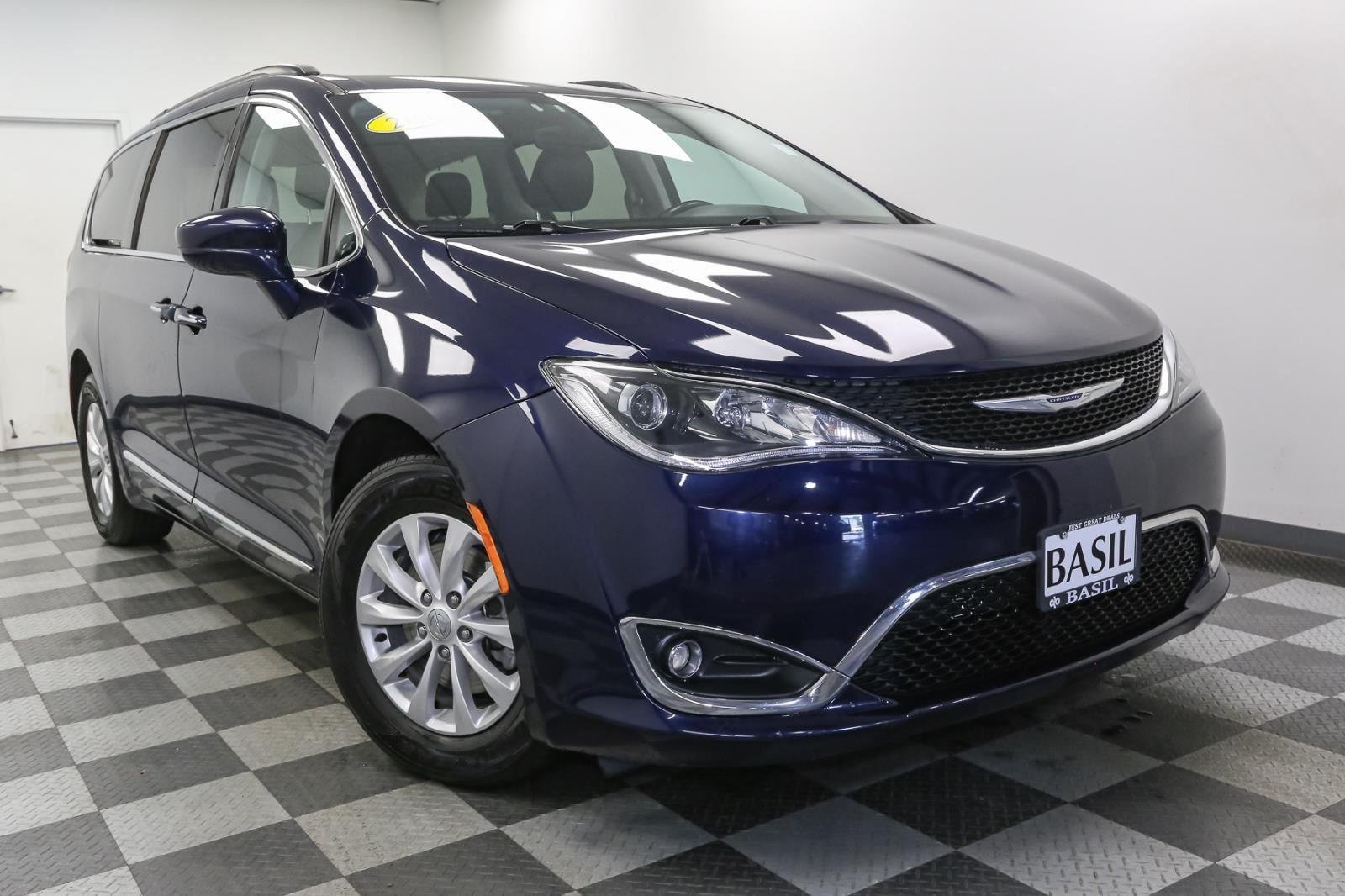2017 Chrysler Pacifica Touring L photo 2