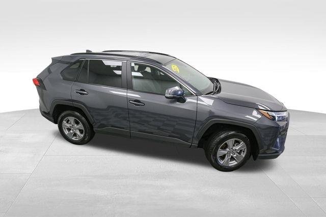 2025 Toyota RAV4 XLE photo 4