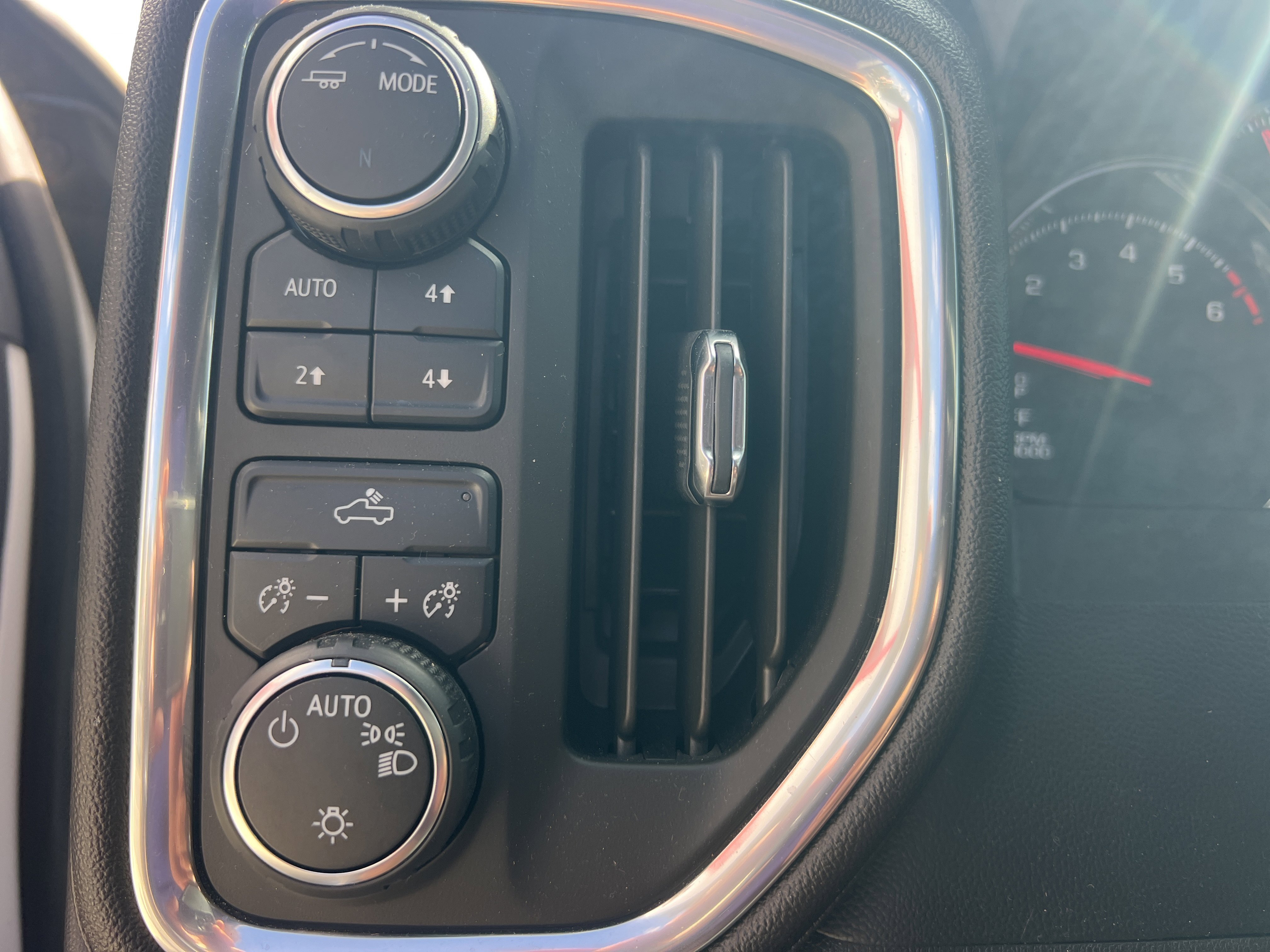 2021 Chevrolet Silverado 1500 LT photo 4
