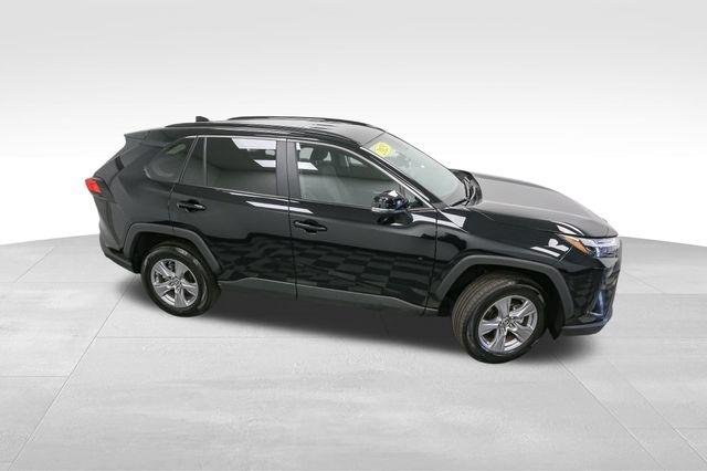 2025 Toyota RAV4 XLE photo 5