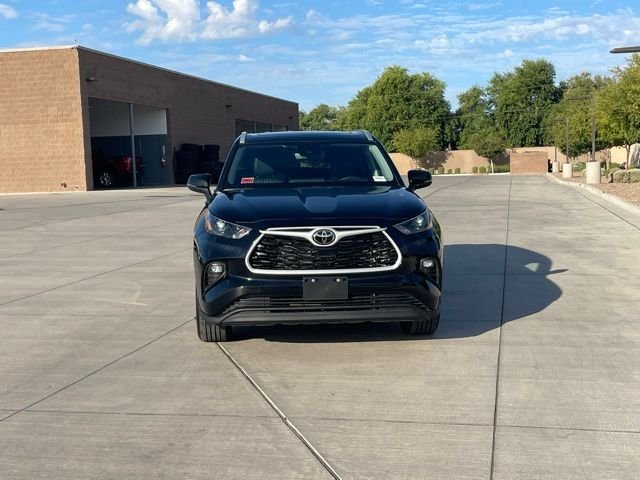 2025 Toyota Highlander XLE photo 2