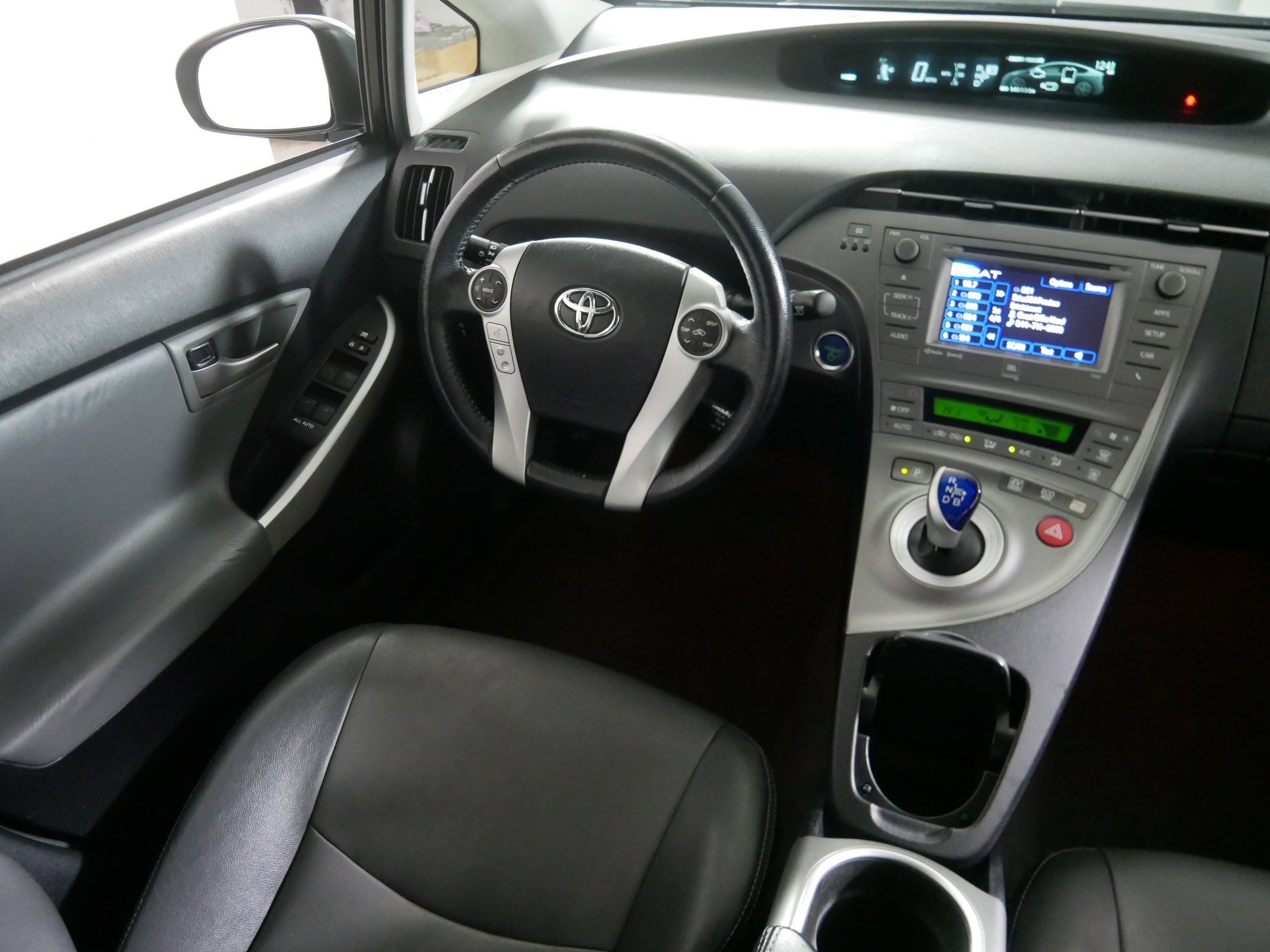 2015 Toyota Prius Five photo 9