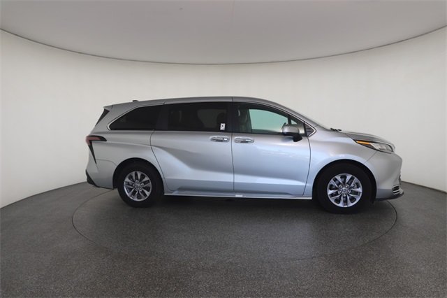 2023 Toyota Sienna XLE photo 24