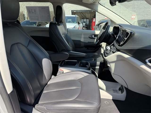 2023 Chrysler Pacifica Hybrid Touring L photo 14