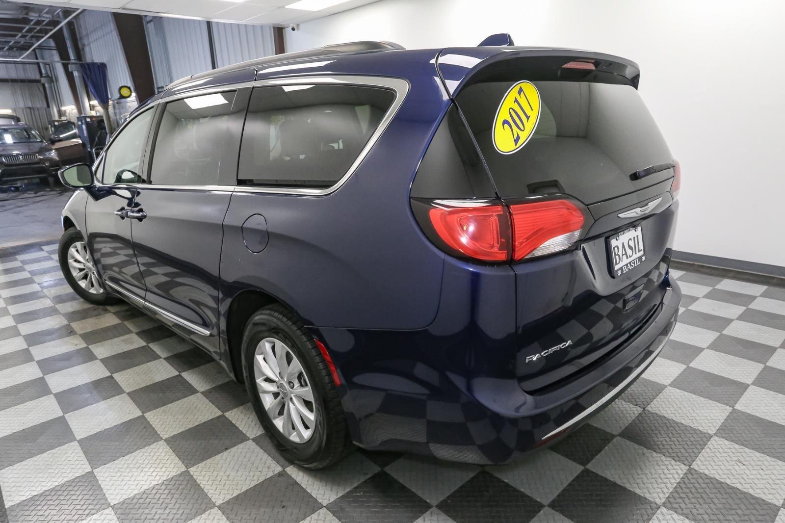 2017 Chrysler Pacifica Touring L photo 9