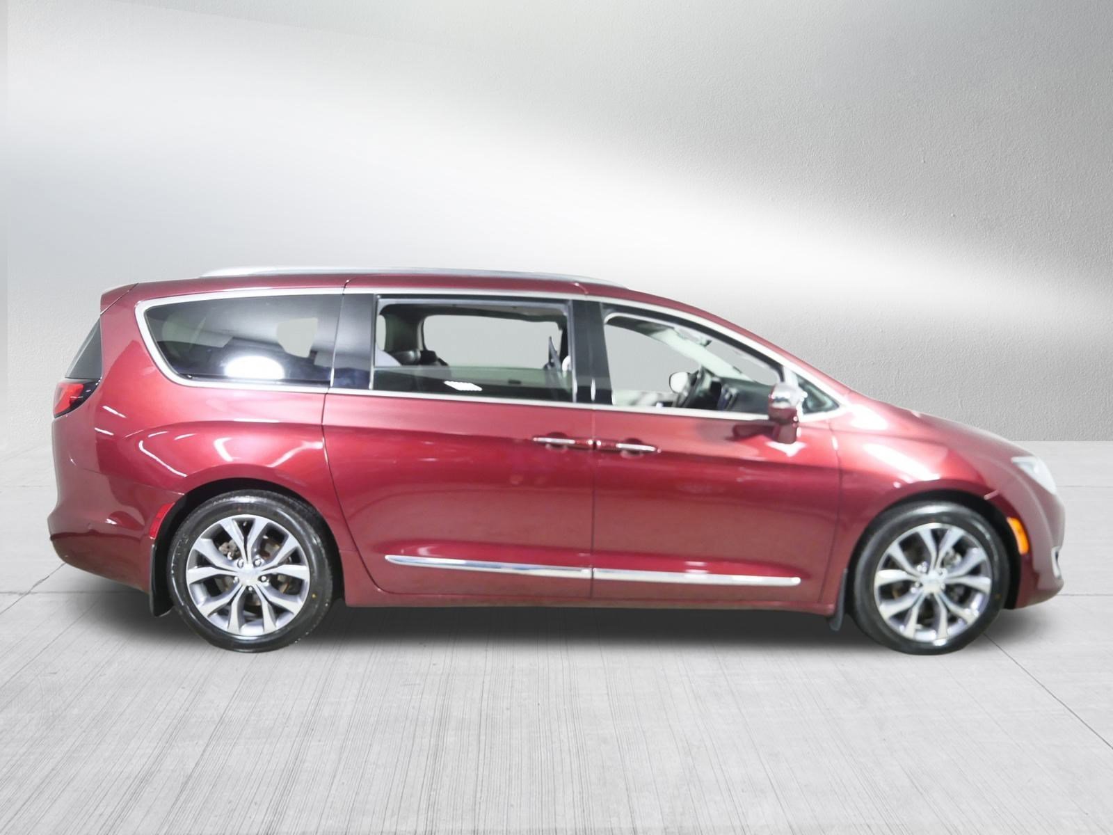 2018 Chrysler Pacifica Limited photo 8