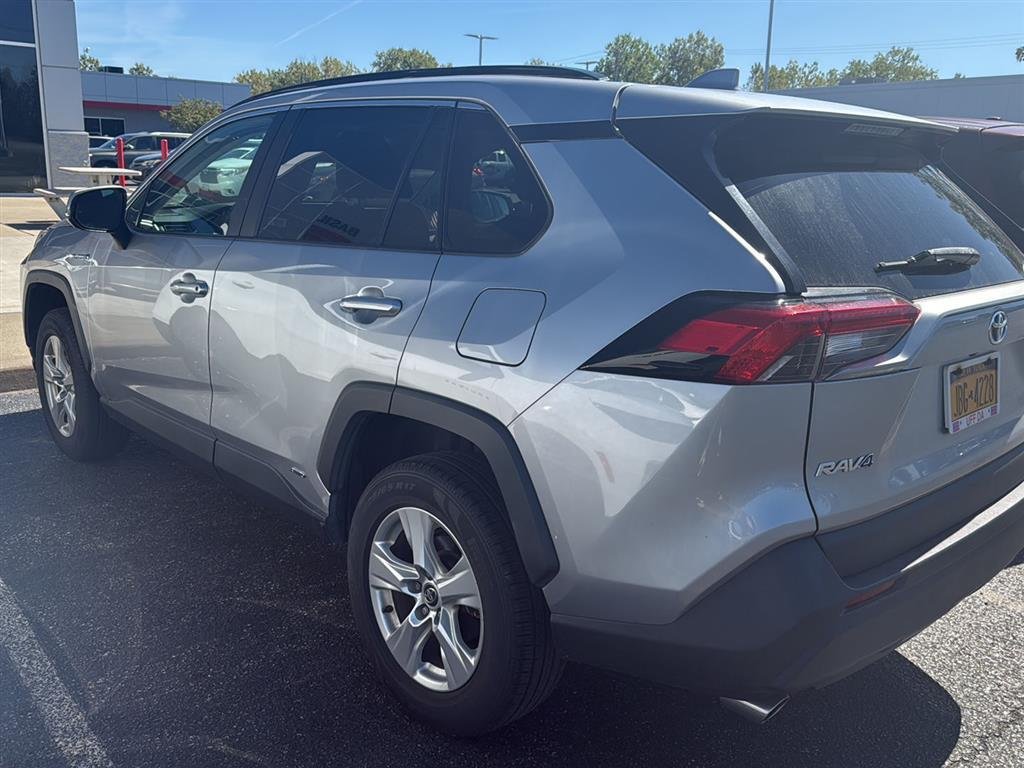 2020 Toyota RAV4 Hybrid XLE photo 3