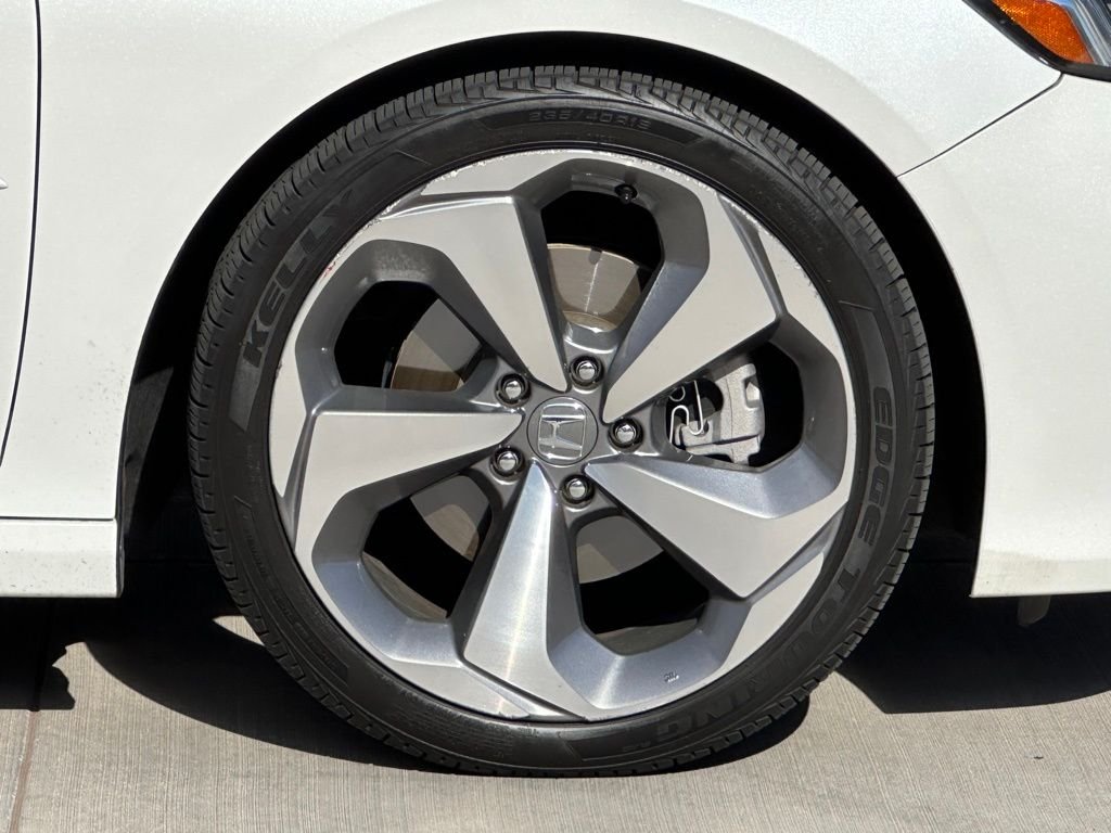 2019 Honda Accord Touring 2.0T photo 2