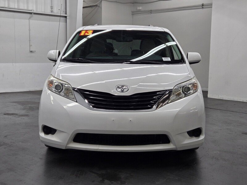 2013 Toyota Sienna LE photo 3