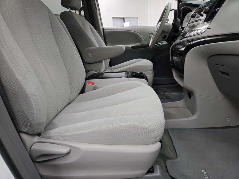 2013 Toyota Sienna LE photo 11