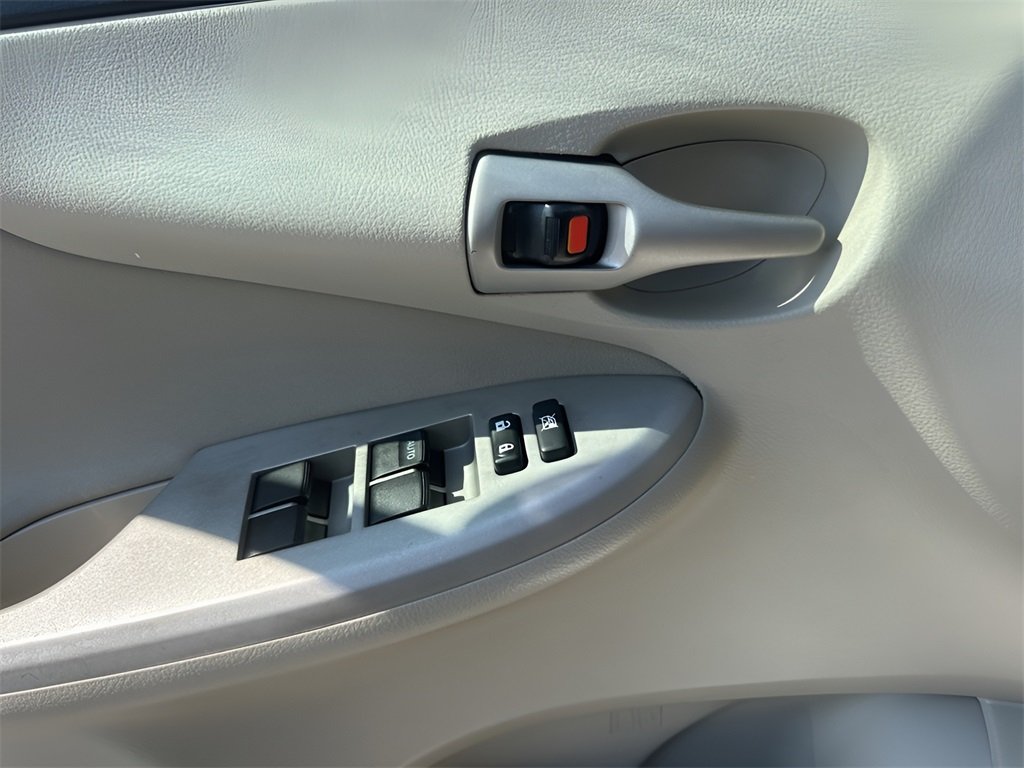 2012 Toyota Corolla LE photo 20