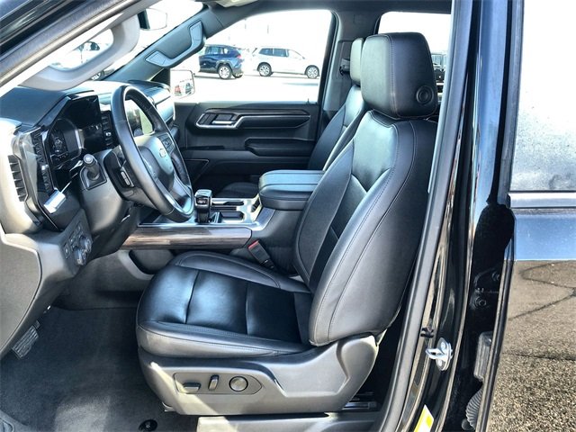2024 Chevrolet Silverado 1500 LT photo 2