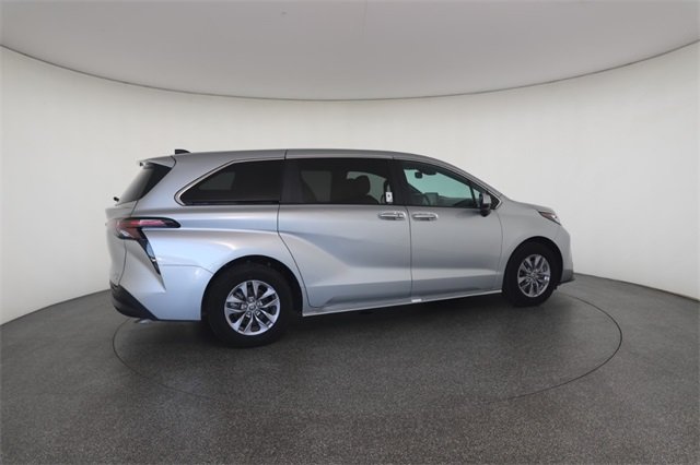2023 Toyota Sienna XLE photo 21