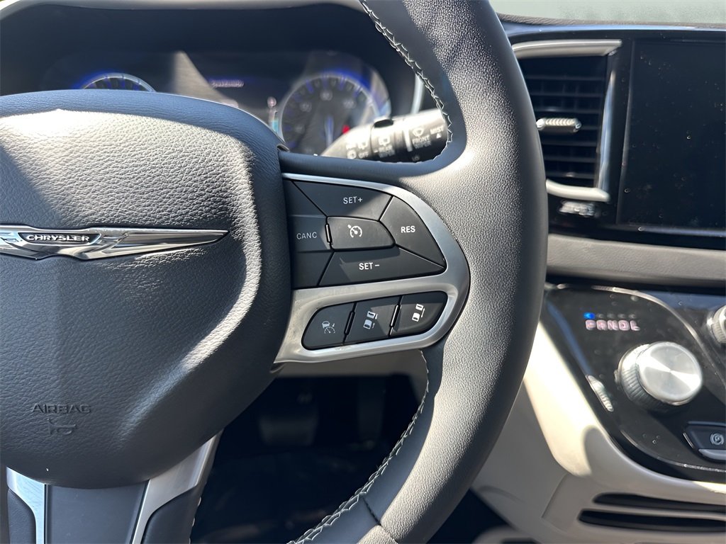 2024 Chrysler Pacifica Touring L photo 18