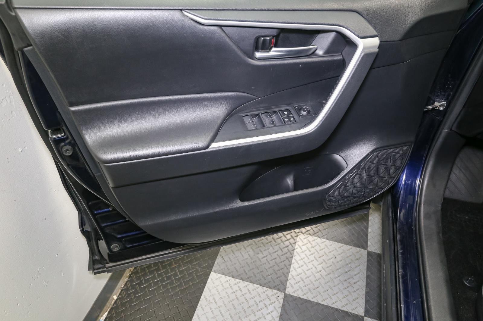 2024 Toyota RAV4 XLE photo 36