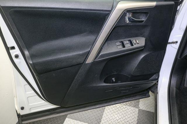 2014 Toyota RAV4 XLE photo 26