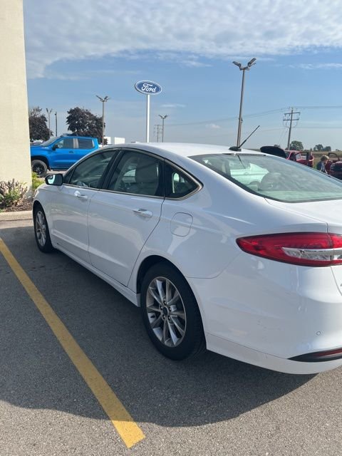 2017 Ford Fusion SE photo 2