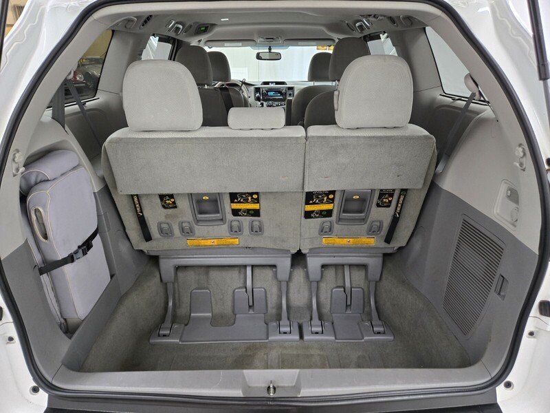 2013 Toyota Sienna LE photo 9