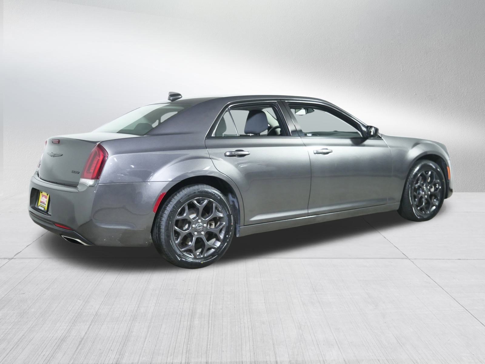 2022 Chrysler 300 Touring photo 7