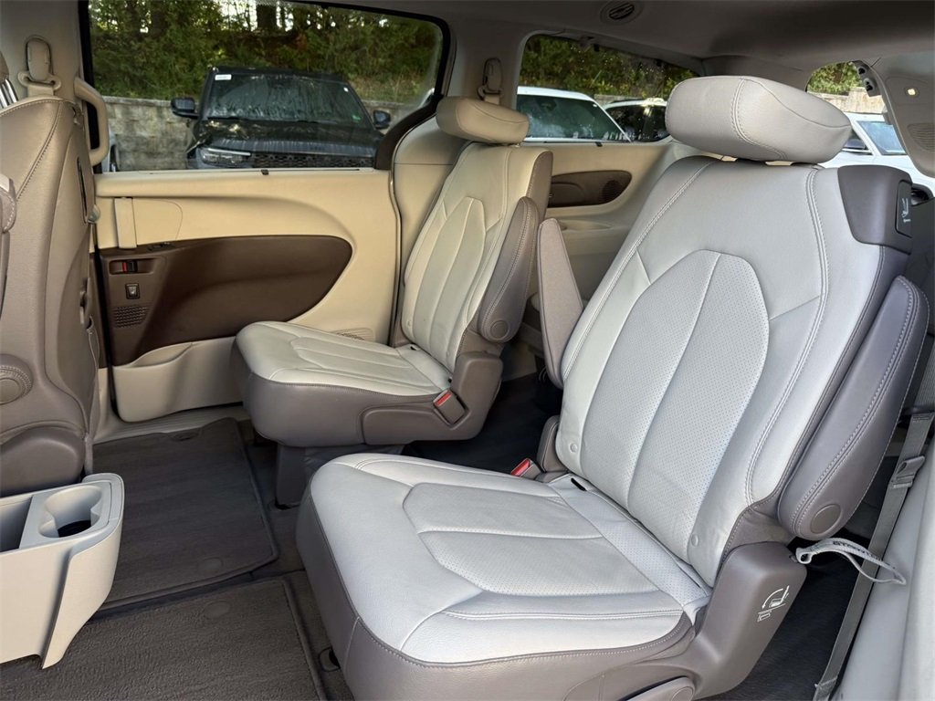 2017 Chrysler Pacifica Touring Plus photo 12
