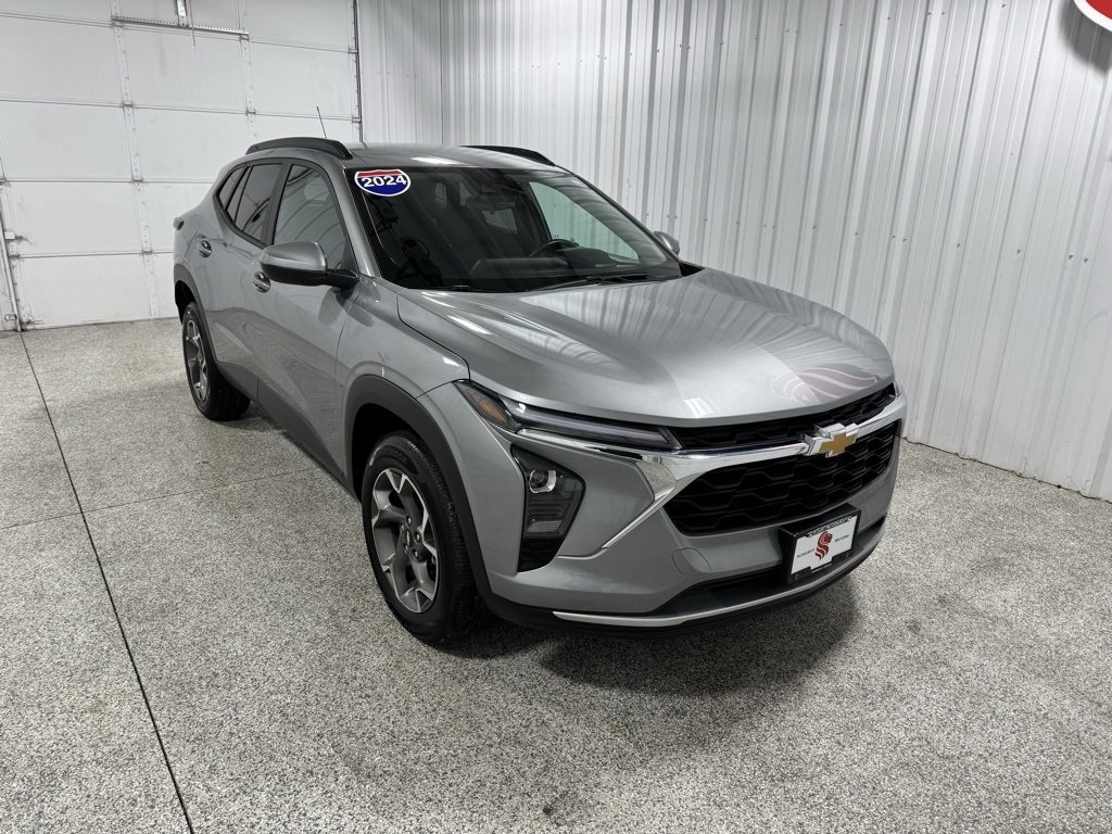 2024 Chevrolet Trax LT photo 2