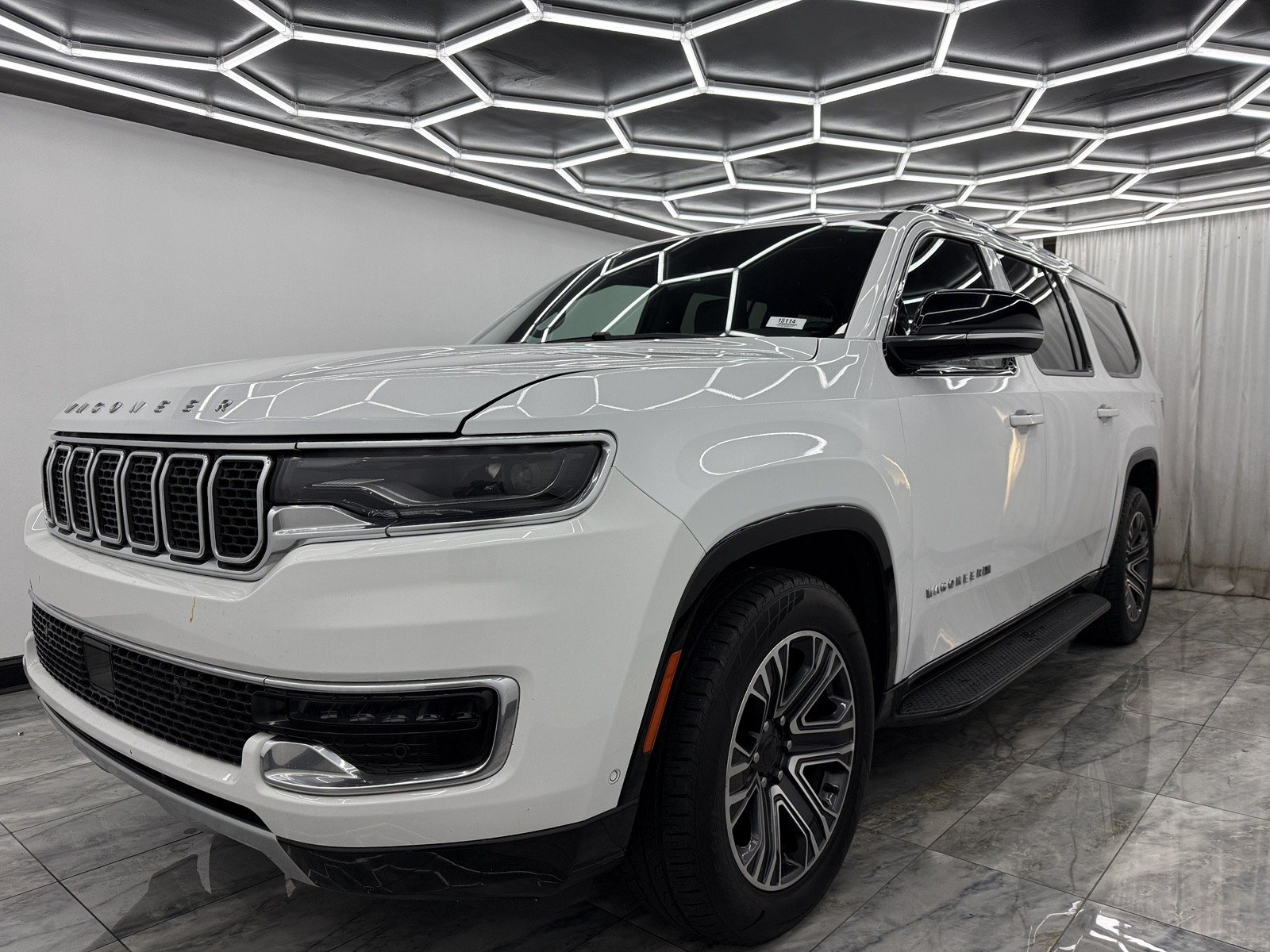 2023 Jeep Wagoneer L Series II photo 3
