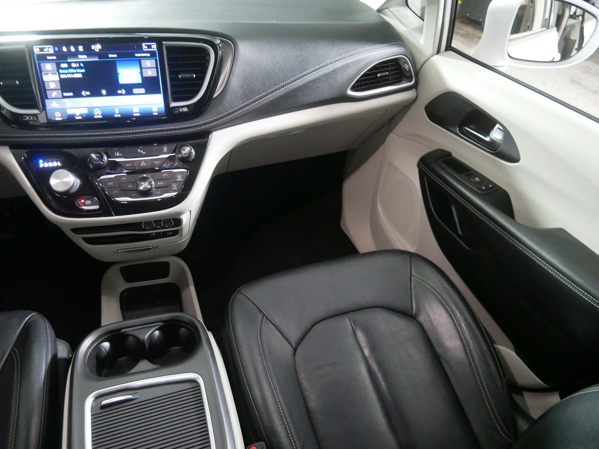 2022 Chrysler Pacifica Hybrid Touring L photo 11