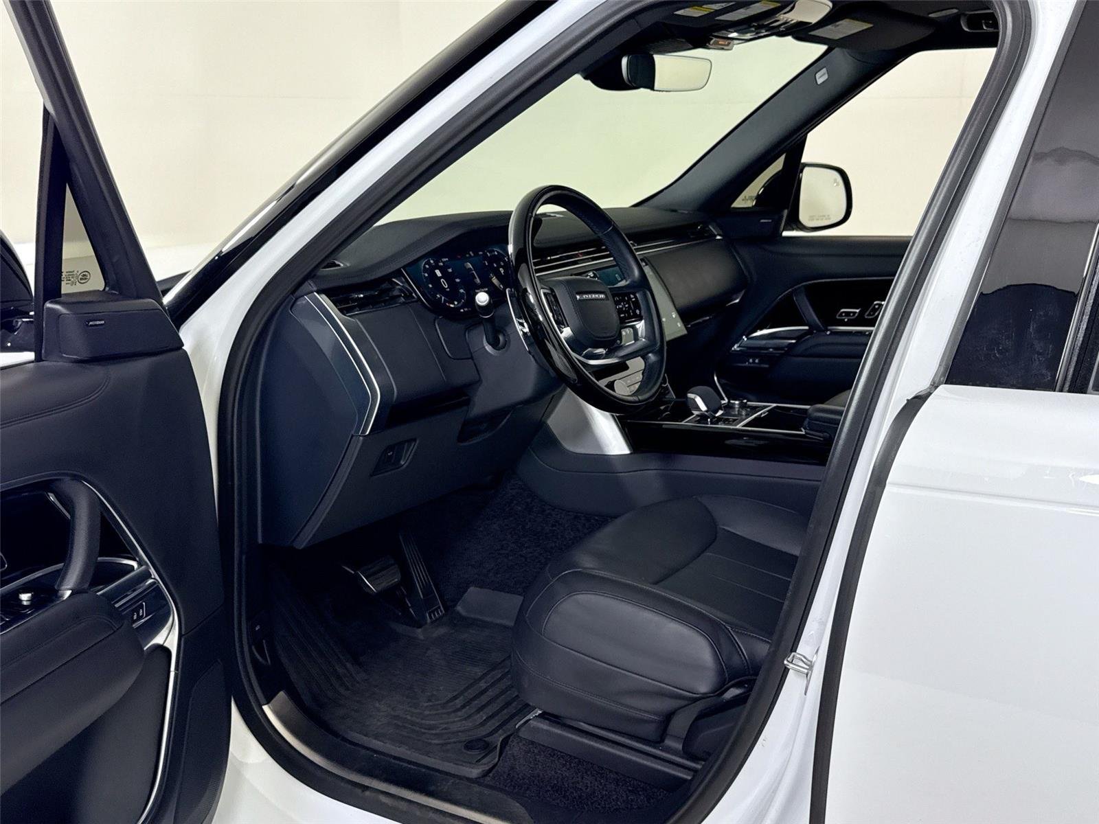 2023 Land Rover Range Rover SE photo 11