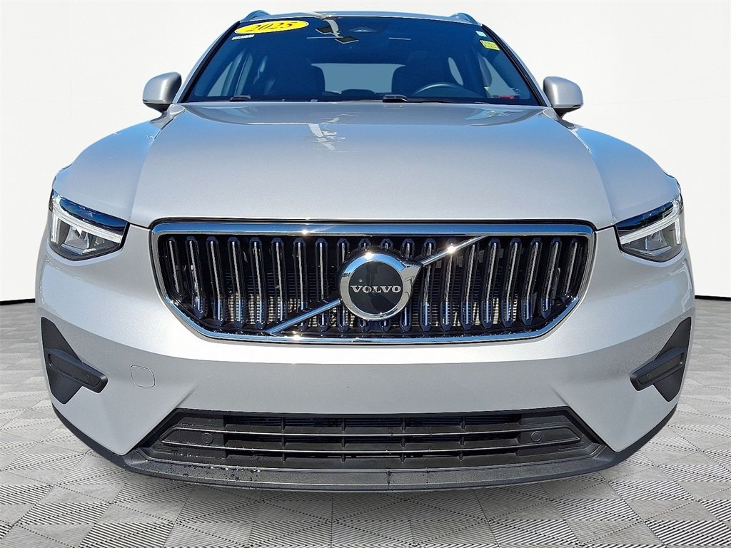 2025 Volvo XC40 Core photo 2