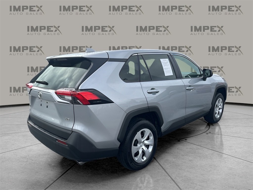 2025 Toyota RAV4 LE photo 5