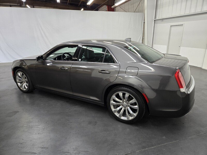 2017 Chrysler 300 Limited photo 2