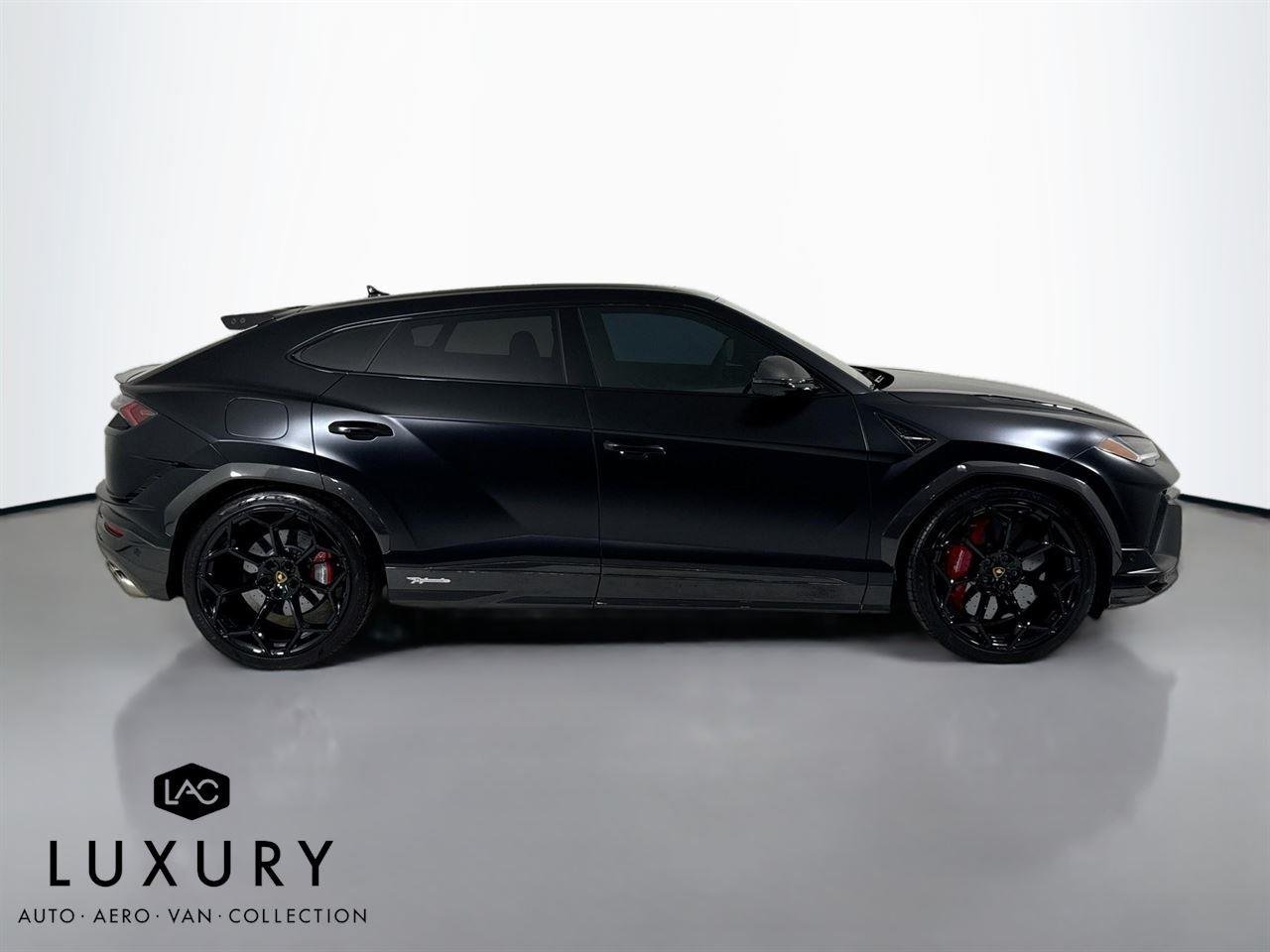 2023 Lamborghini Urus Performante photo 3