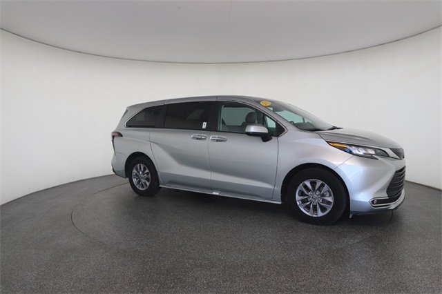 2023 Toyota Sienna XLE photo 26