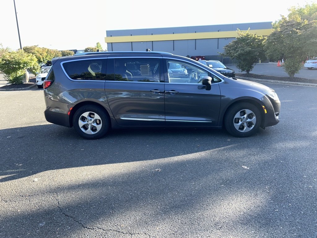 2017 Chrysler Pacifica Touring Plus photo 6