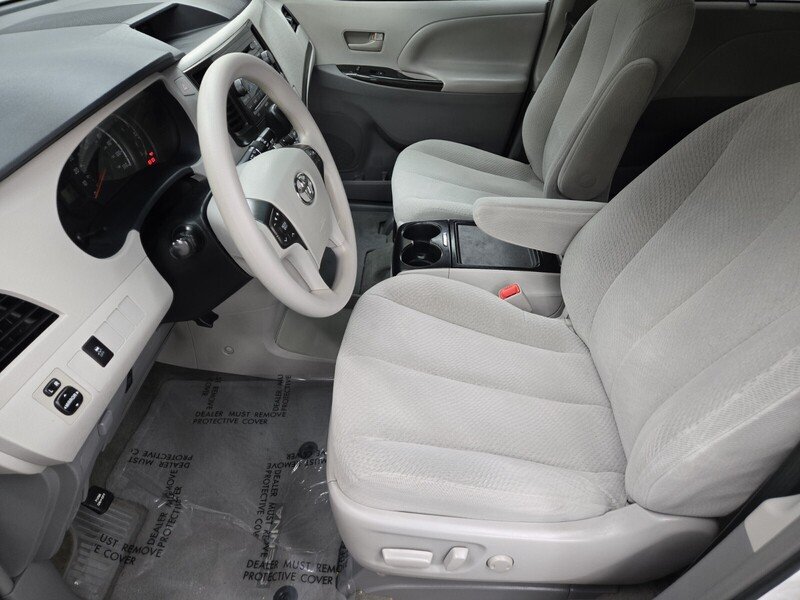 2013 Toyota Sienna LE photo 5