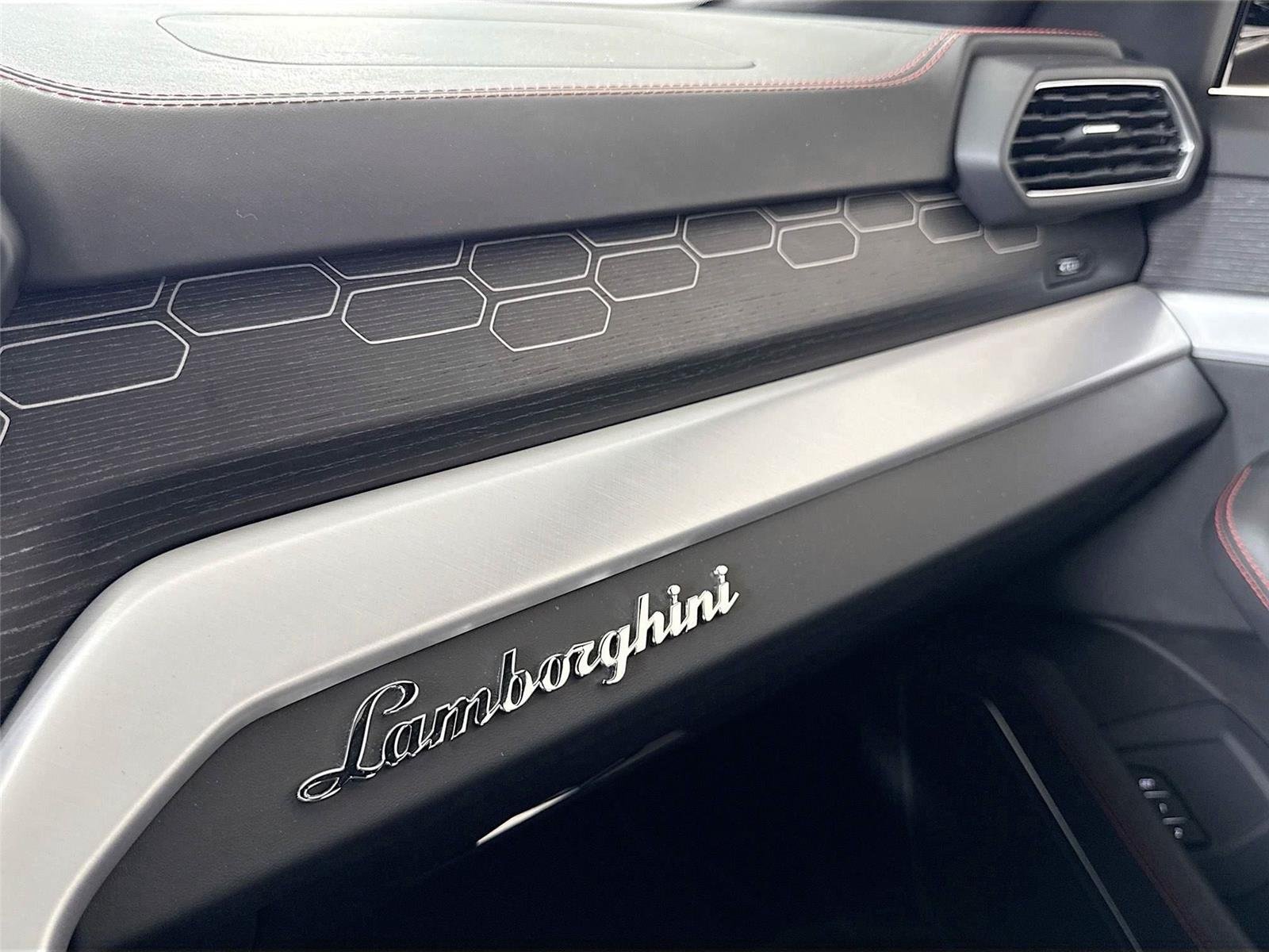 2020 Lamborghini Urus photo 21