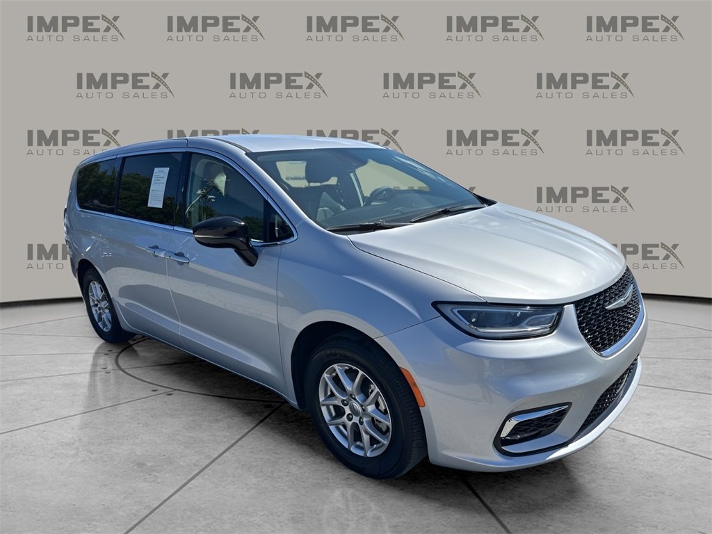2024 Chrysler Pacifica Touring L photo 7