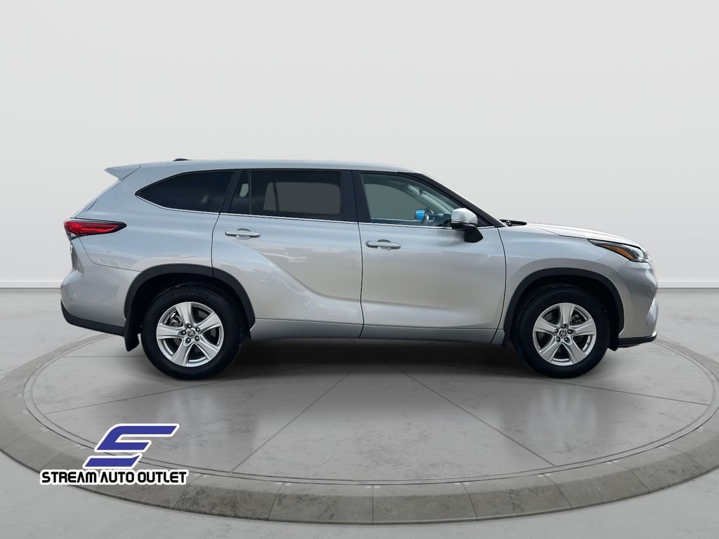 2023 Toyota Highlander LE photo 3
